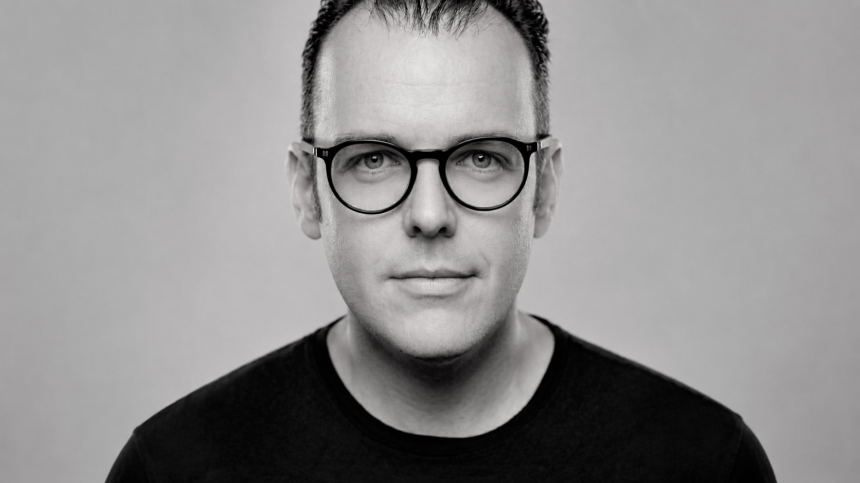 Black-and-white portrait of Mexican artist Fer Quirarte.