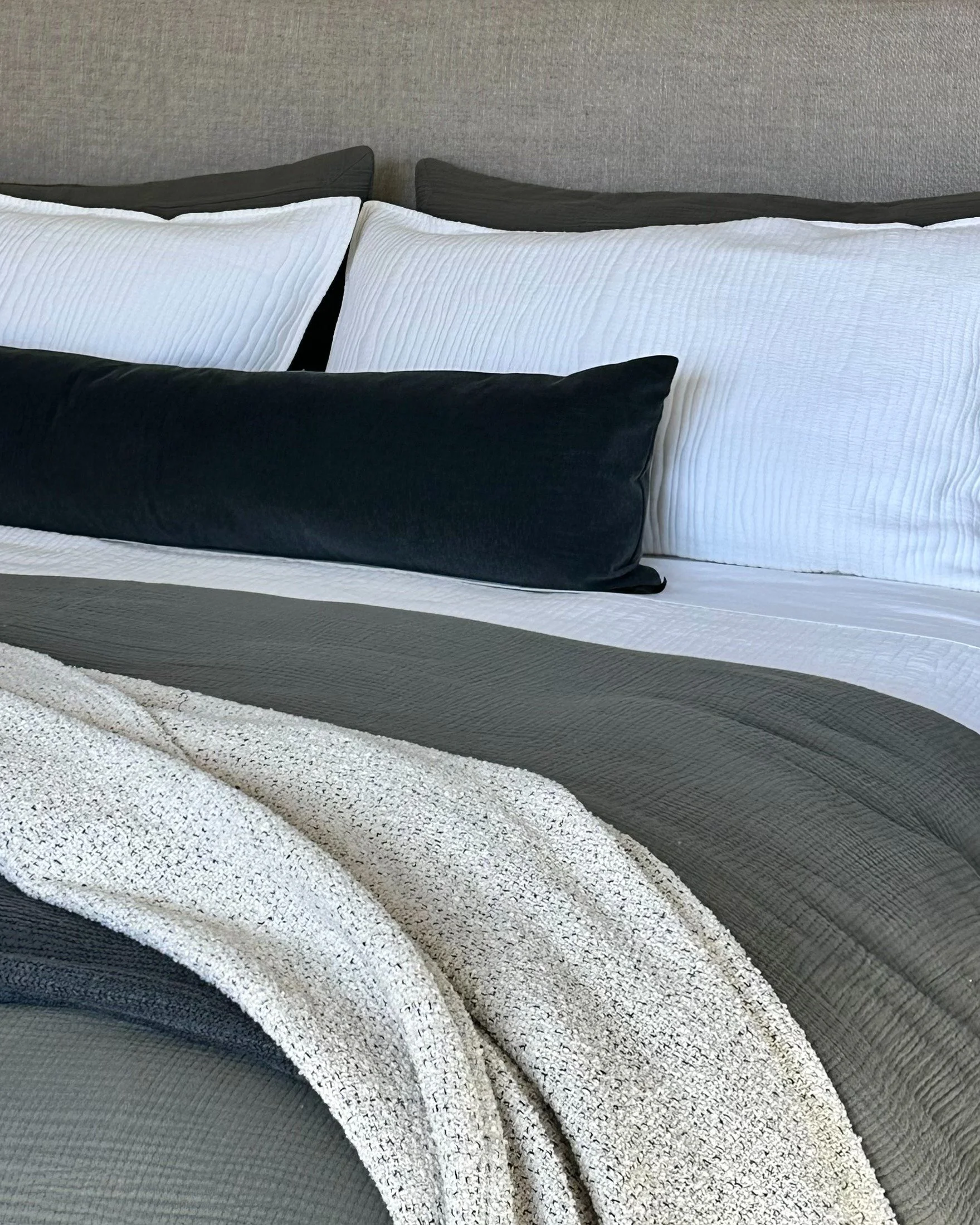 Guesthouse bedding, casual and crisp. ♡