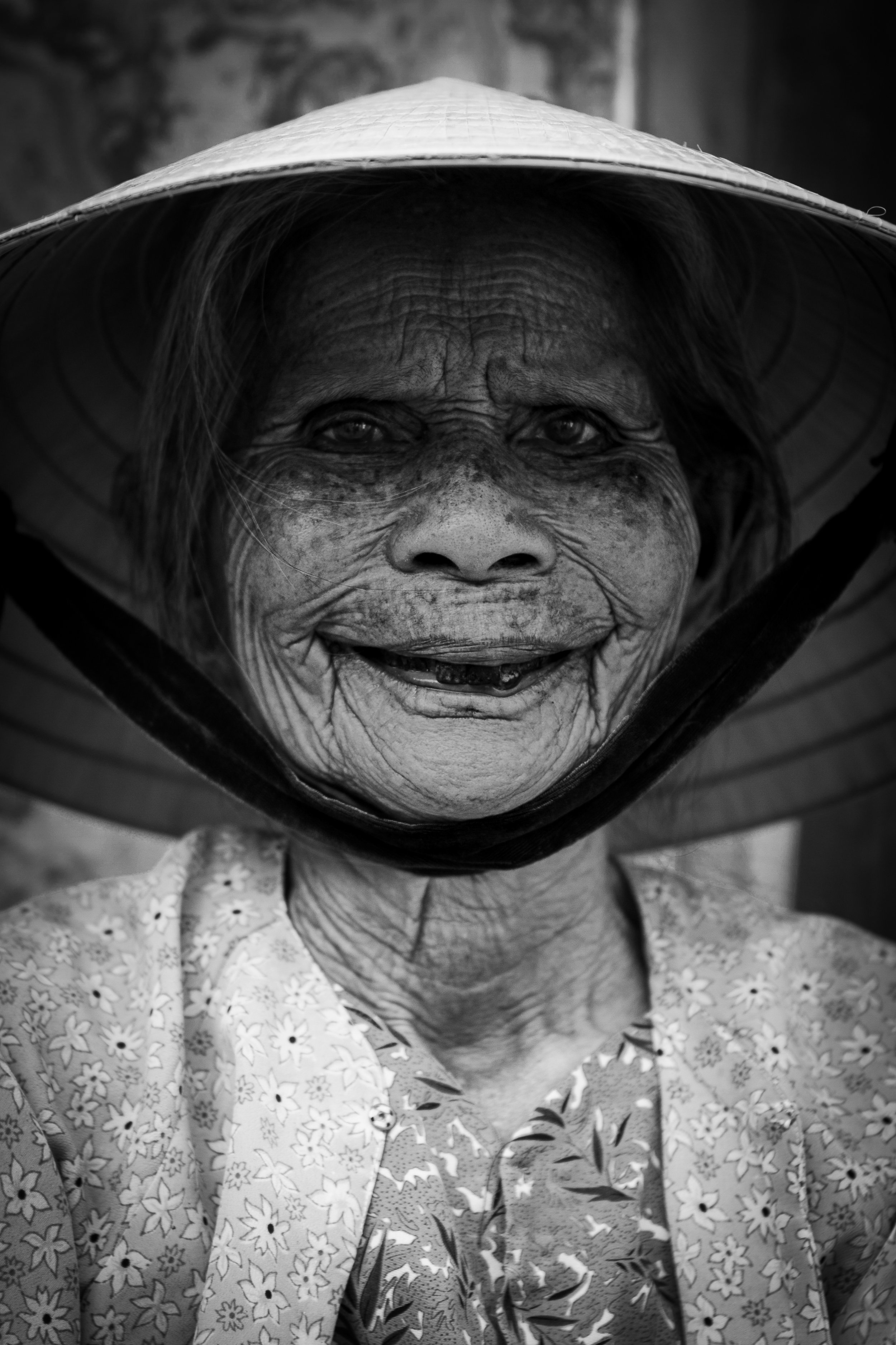 hanoi old lady .jpg