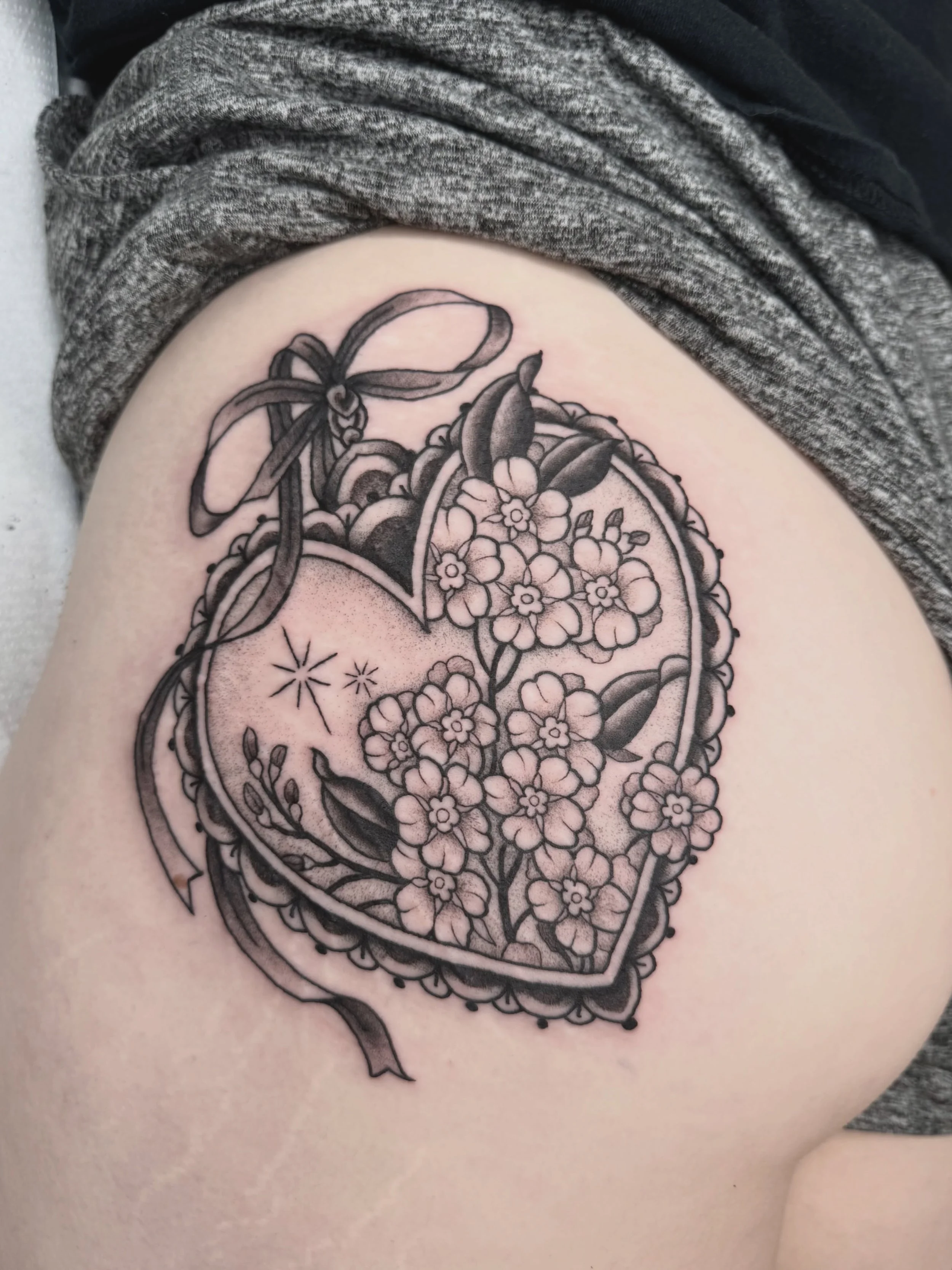 Forget me nots 🩵 for my gorgeous girl @briannamackey_ ! Thank you so much bb! It&rsquo;s giving care bear heart with this placement! 🍑🩵