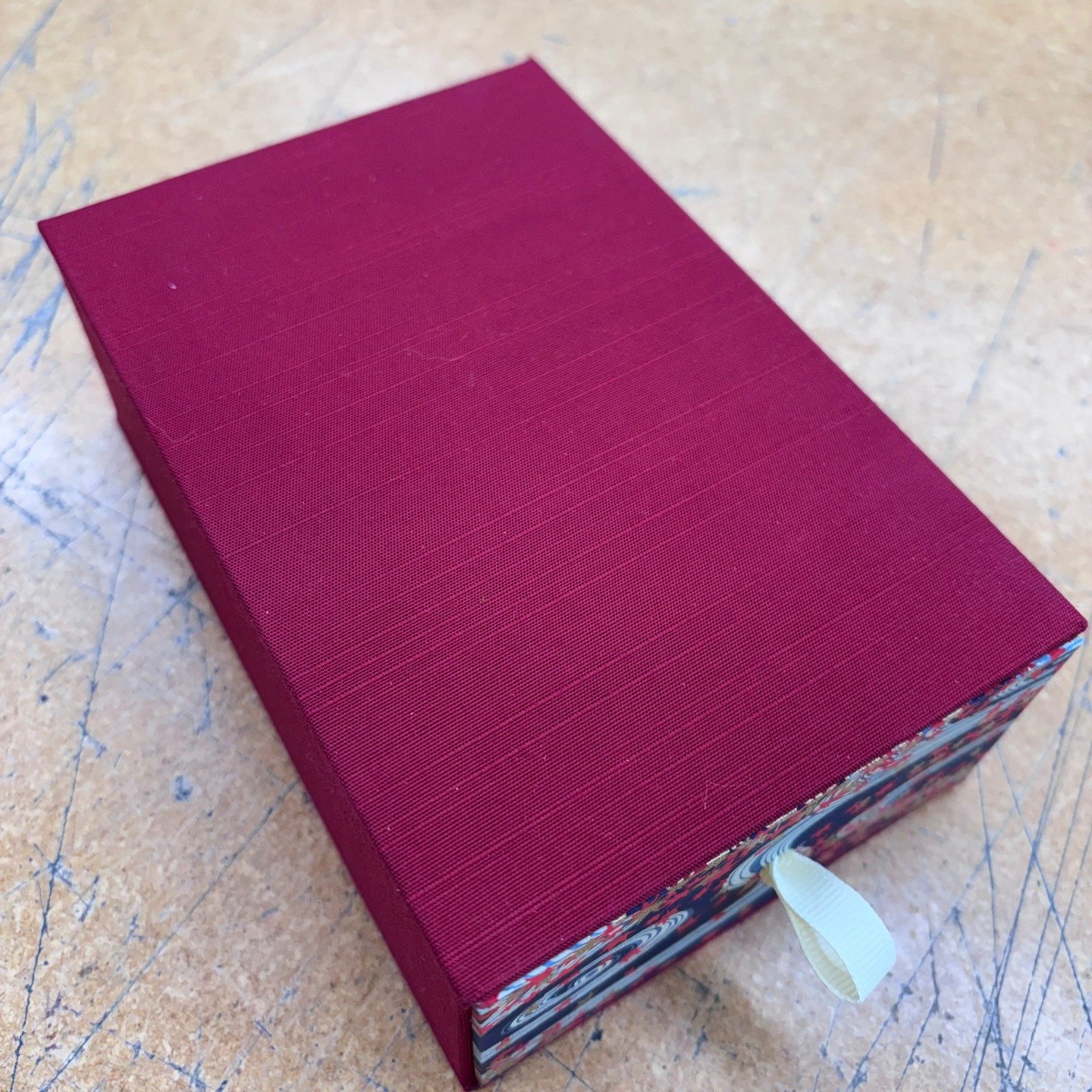 Box making is fun! This was probably the most challenging structure I've done! It's super satisfying to pull out the tray and open the lid. @erinmaurelli is a great teacher, sign up for a class with her if you want to learn!