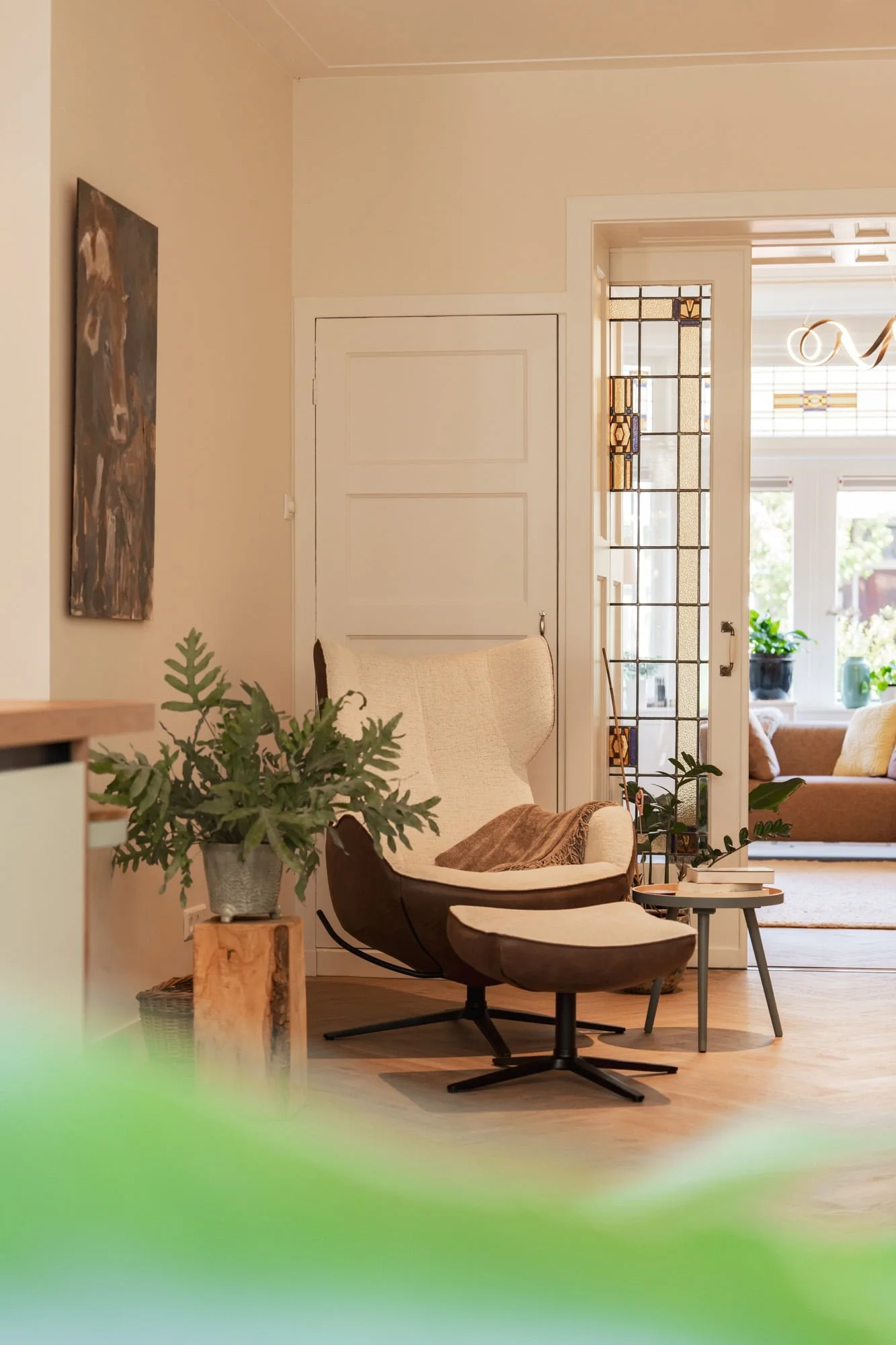 Living room seating area with natural materials, Vondellaan renovation