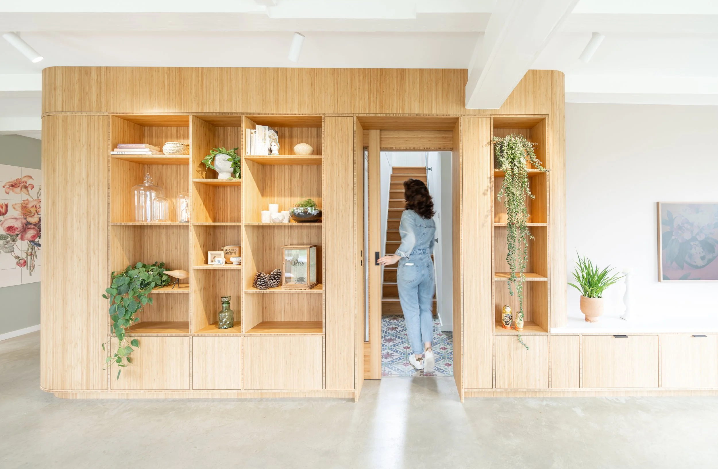MONNIKENWEG, PIJNACKER

Renovated farmhouse interior with curved oak cabinetry, natural materials and a calm open living space.