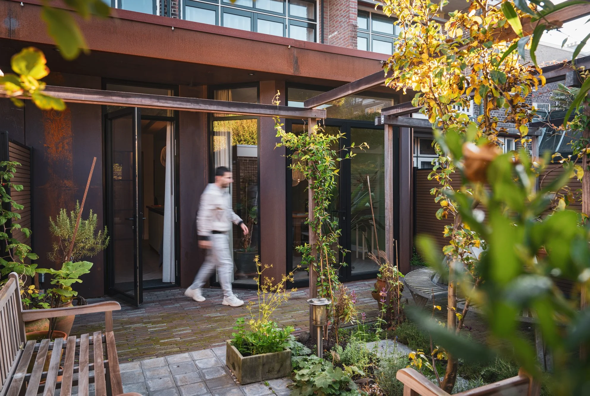 RIJSWIJK

Corten steel extension with lush greenery, warm material tones and a direct connection between home and landscape.
