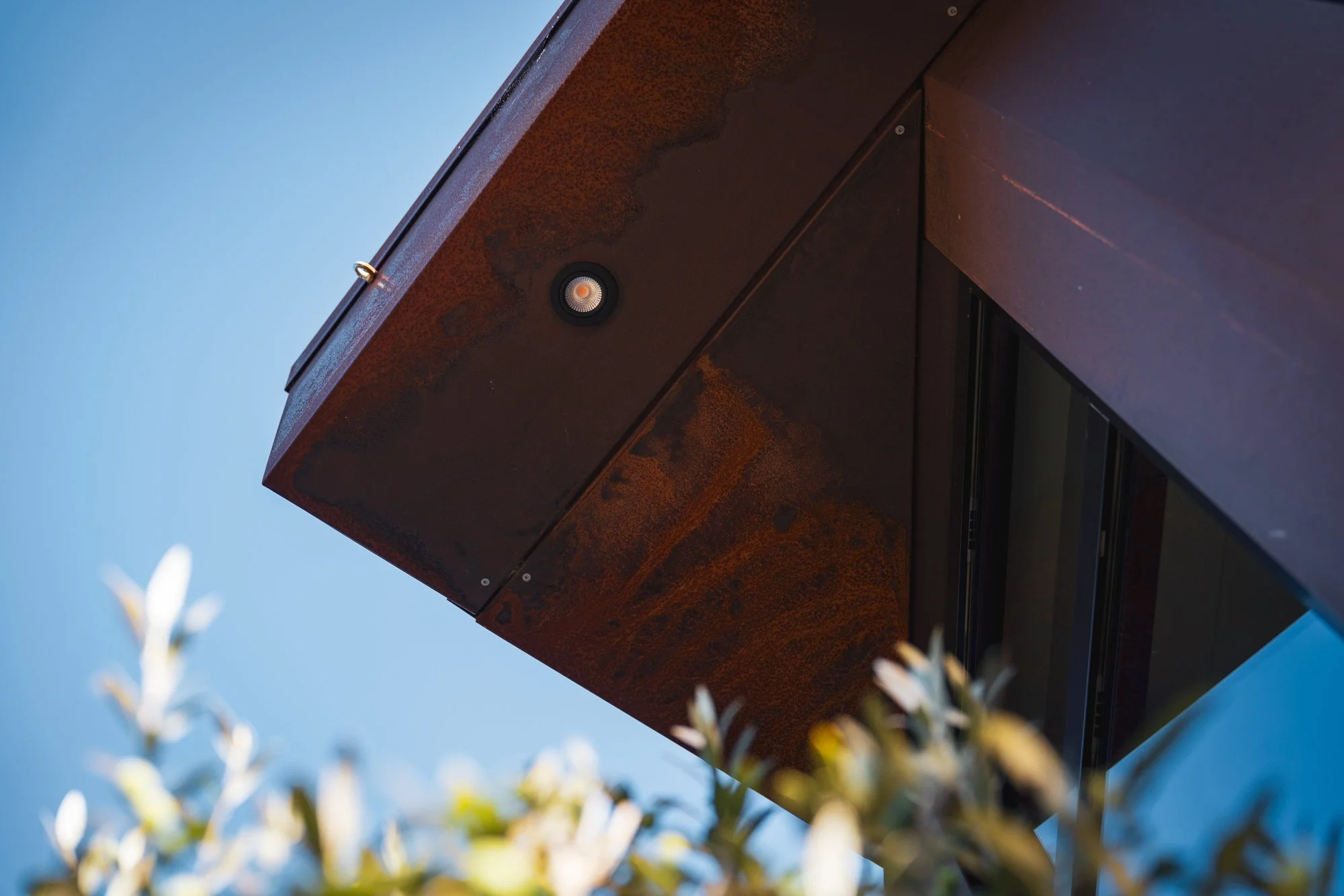 RIJSWIJK 2

Corten steel extension with lush greenery, warm material tones and a direct connection between home and landscape.