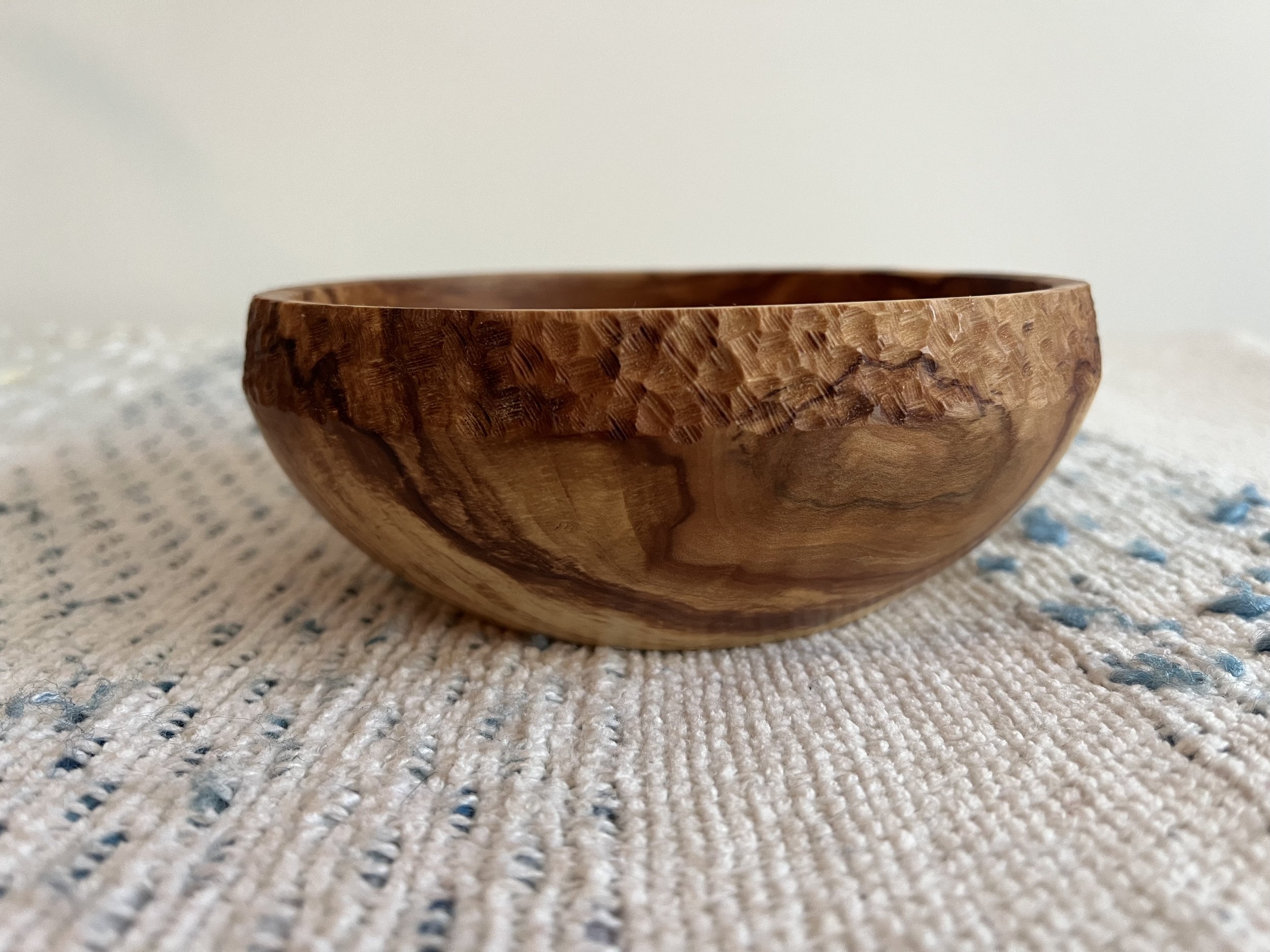 Textured rim bowl