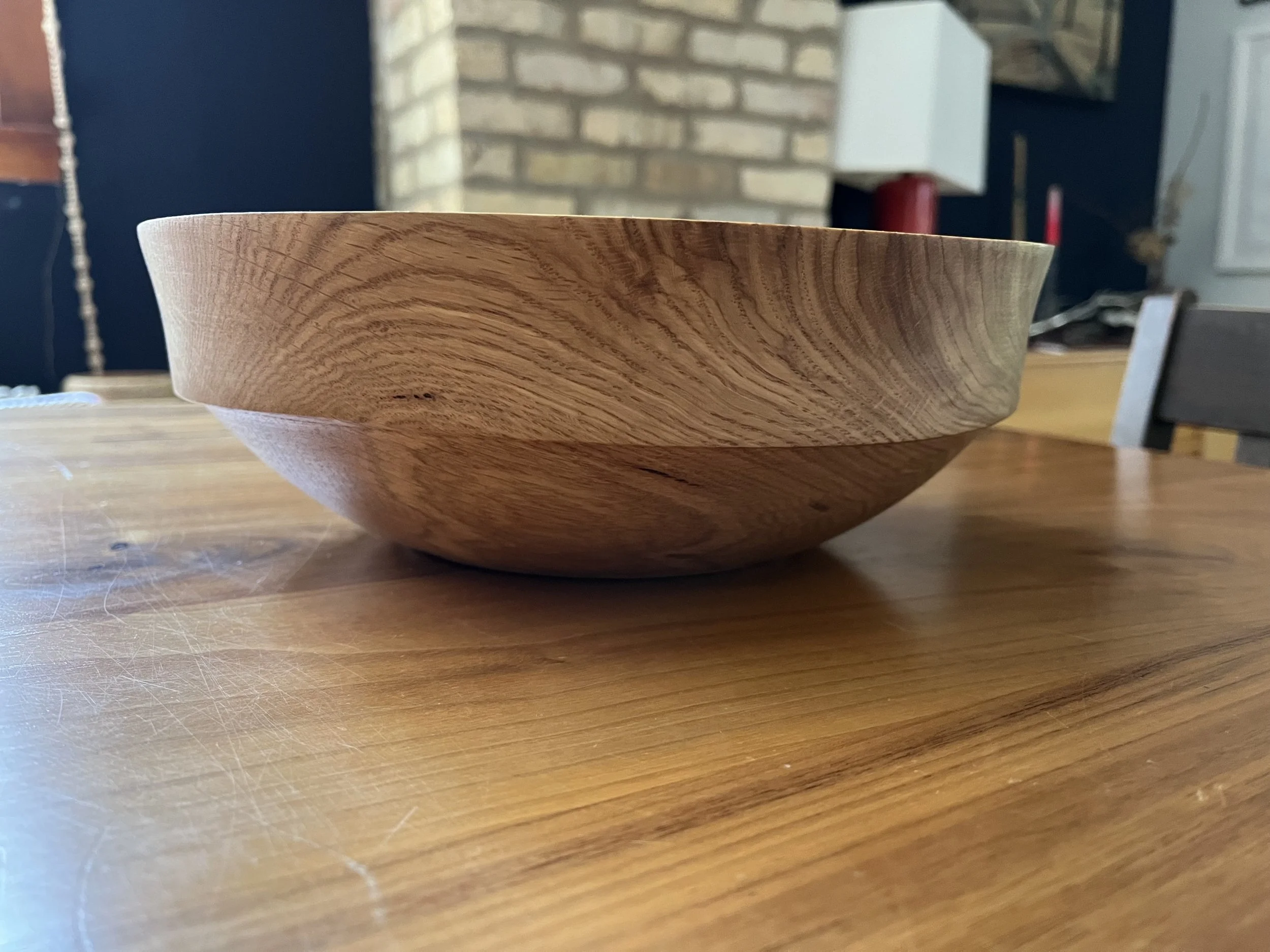Salad bowl with wide-band rim