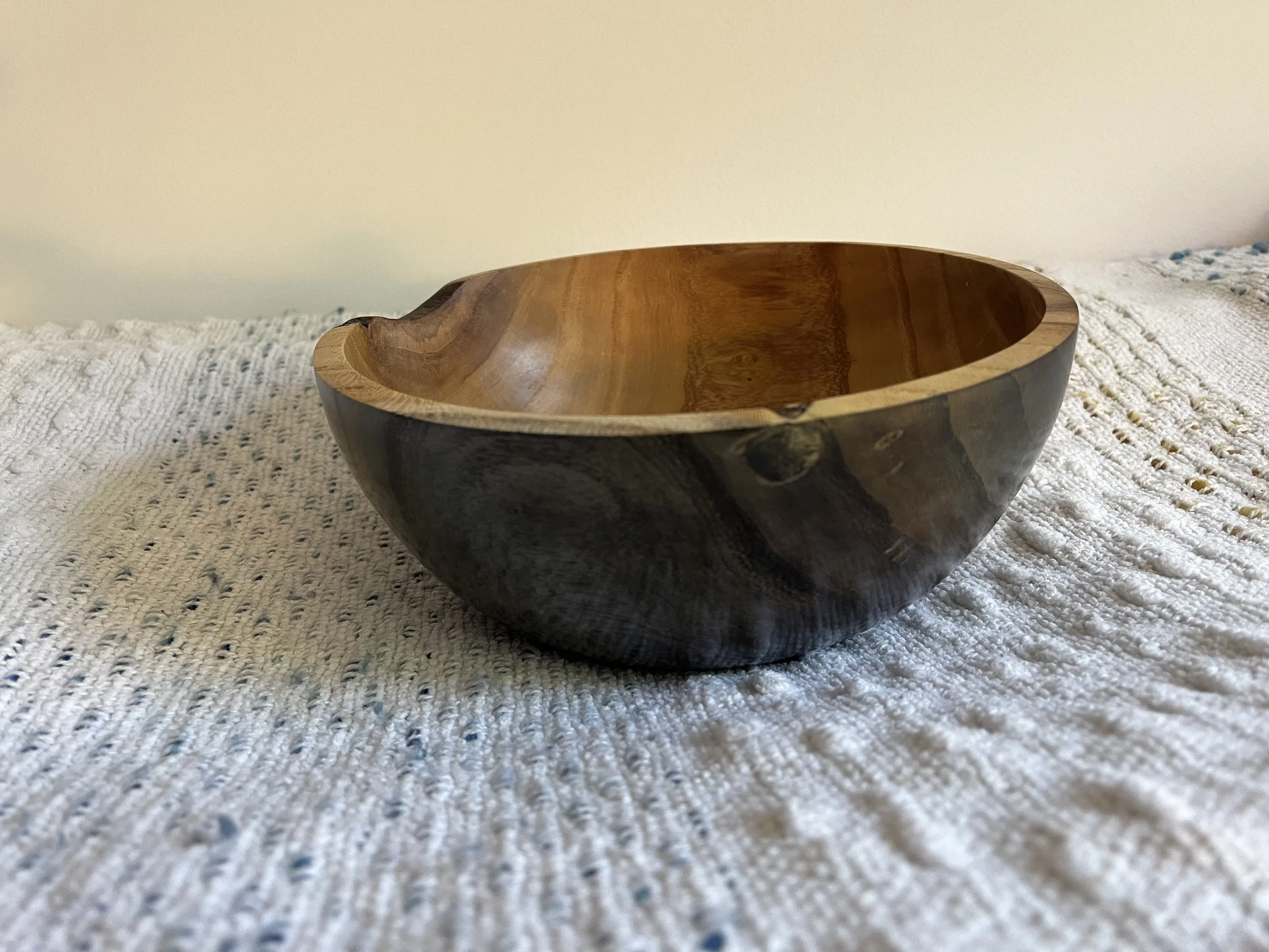 Mirror-finish contrast bowl