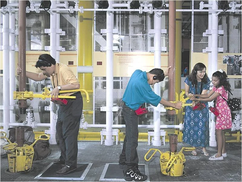 Roughnecks handle massive piping and need to align them quickly for connection. We created a museum-grade hands-on to test visitor's skills. 