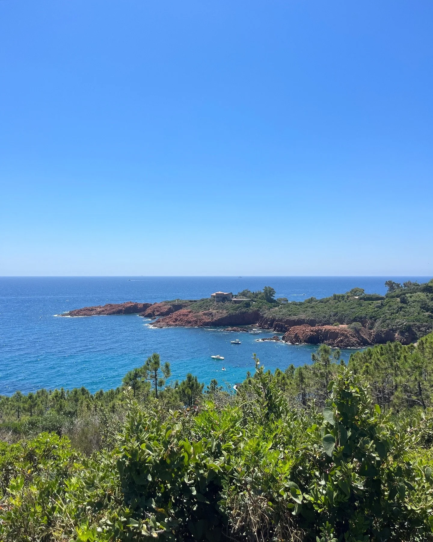 Le past three days we have seen a lot of scenes
Many beaches, many mountains, many people, many trees

Along the coast we made our way,
Day one in Nice, day three Marseille

The longest rides I&rsquo;ve done to date
All in succession, day by day

Now