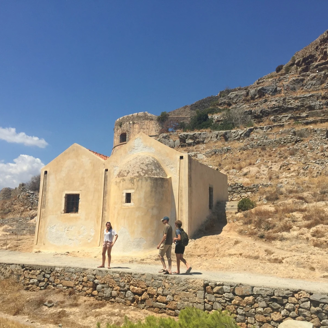 Op teenslippers naar Spinalonga