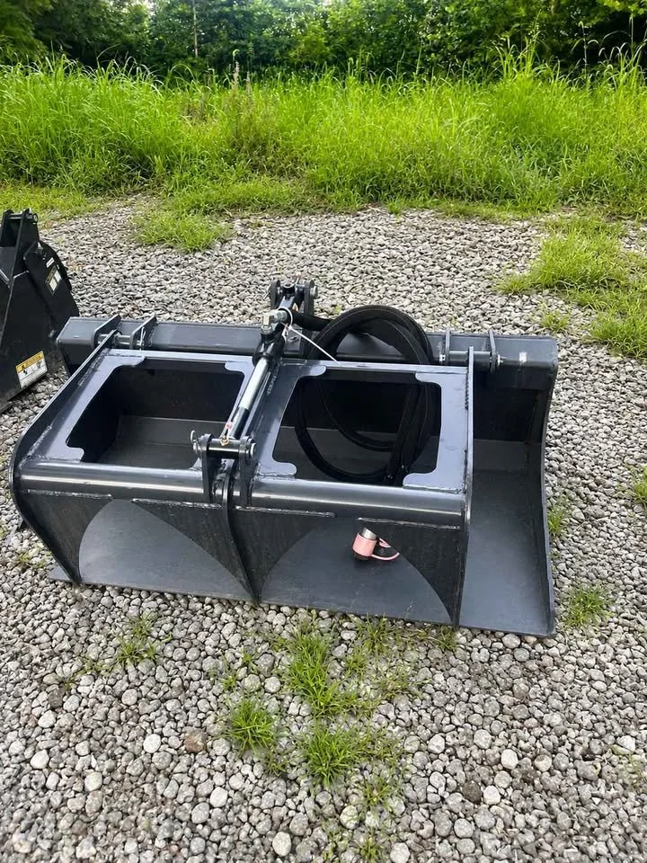 Mini skid steer flat bottom grapple