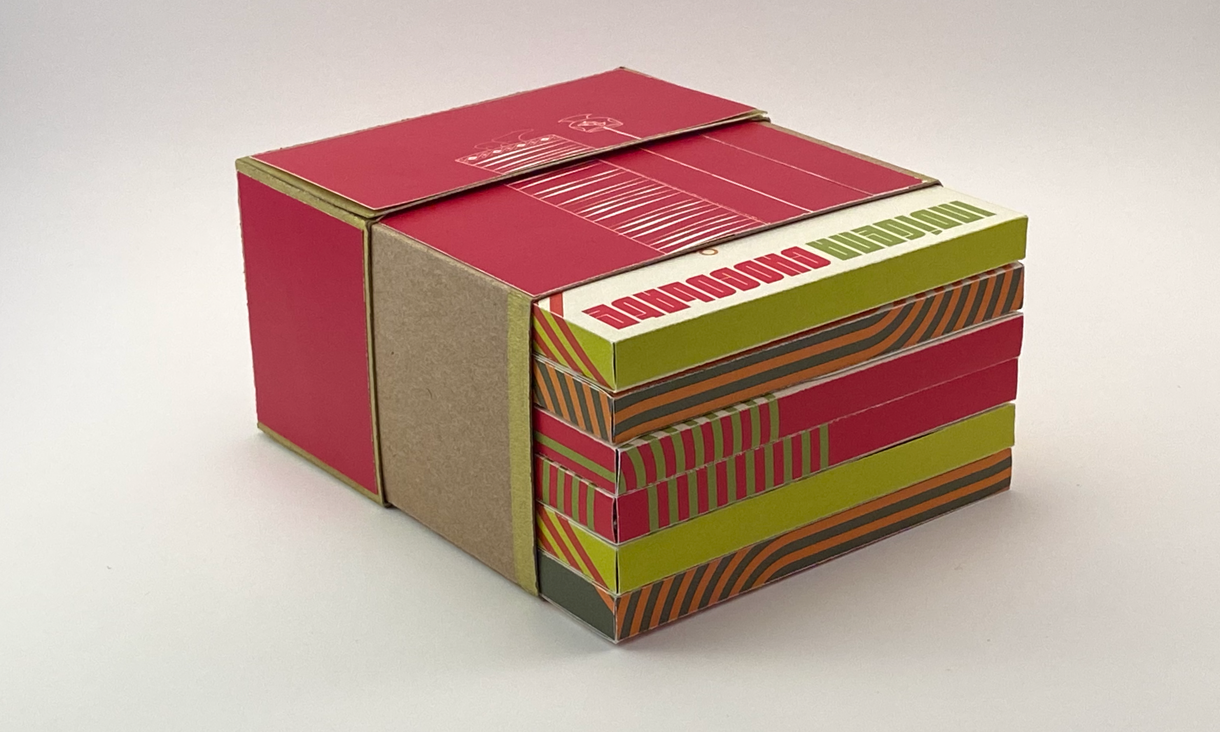 Indígena Chocolate. Mock-up, exterior box open with display of individual chocolate bars in exterior box, 01