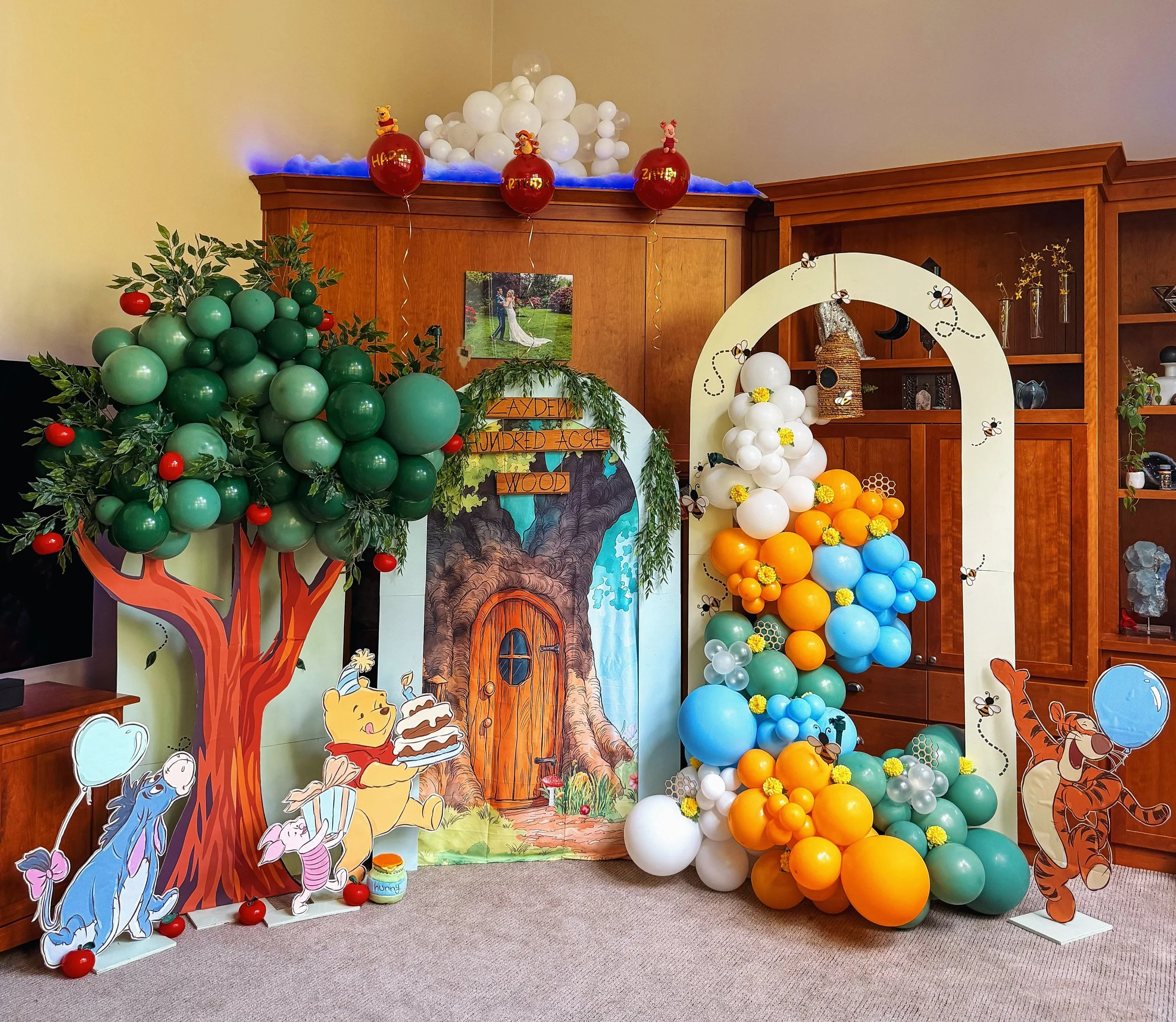 Getting lost in the hundred acre woods with Pooh and friends to celebrate a very special little boy, who deserves all the joy and wonder this world can offer! 🍯🐝

Organic balloon garlands filled with buzzing bees, tree tops overflowing with apples 