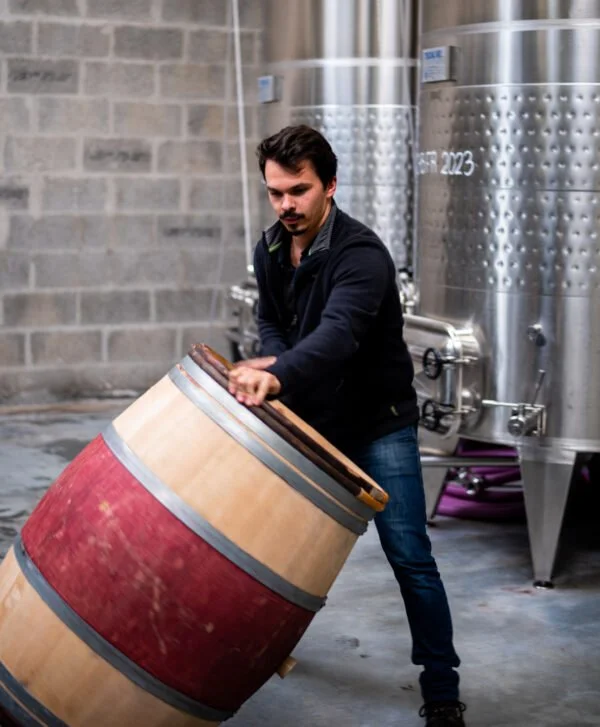 釀酒師在酒窖中專注於橡木桶作業。Jour de Vin 釀日子嚴選注重細節與傳統工藝的世界好酒，為您把關每一滴醇厚滋味。