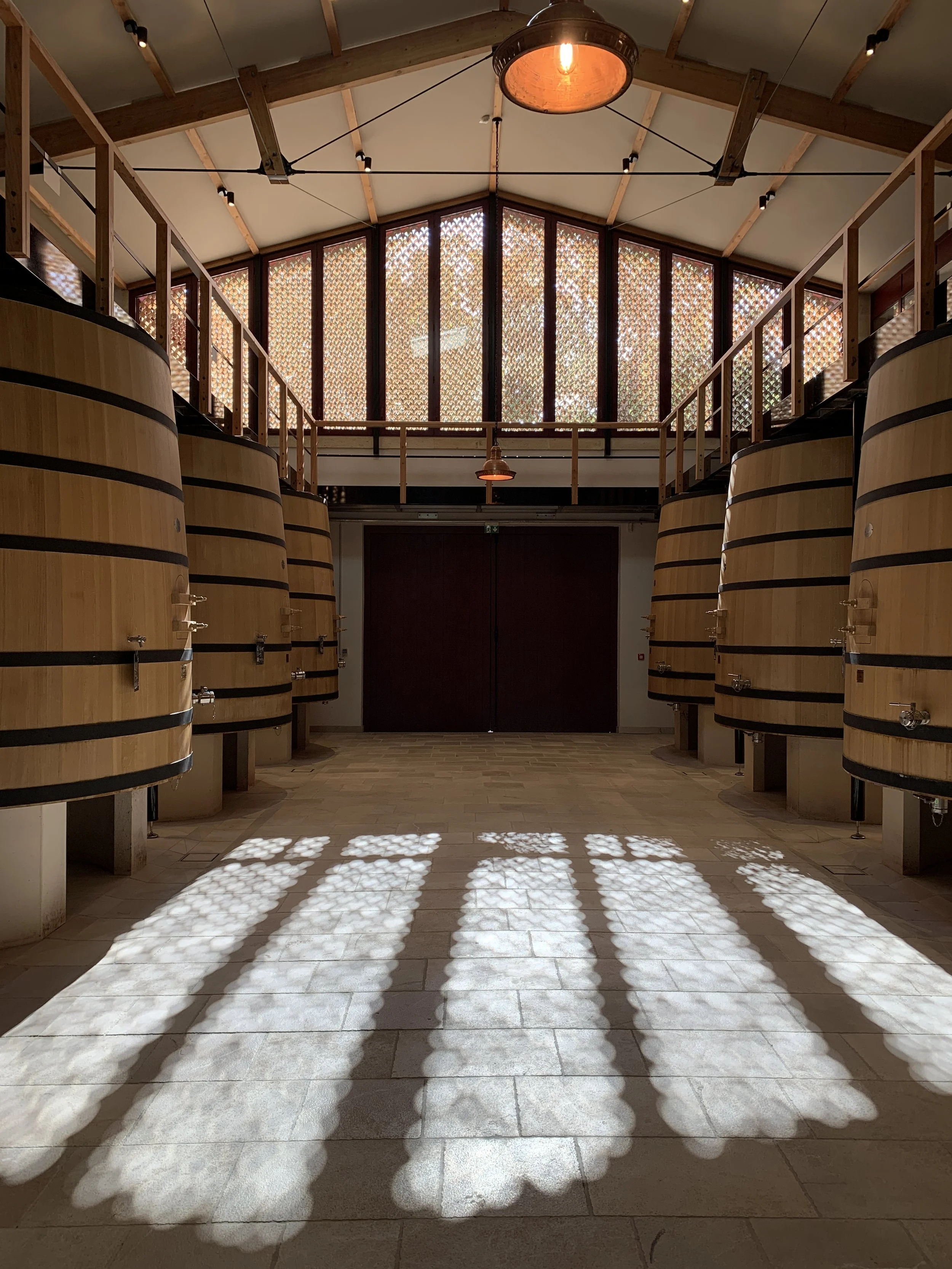 陽光灑落的現代酒窖。Jour de Vin 釀日子帶您走進世界各地的優質酒莊，探索精湛的葡萄酒釀造工藝與環境。