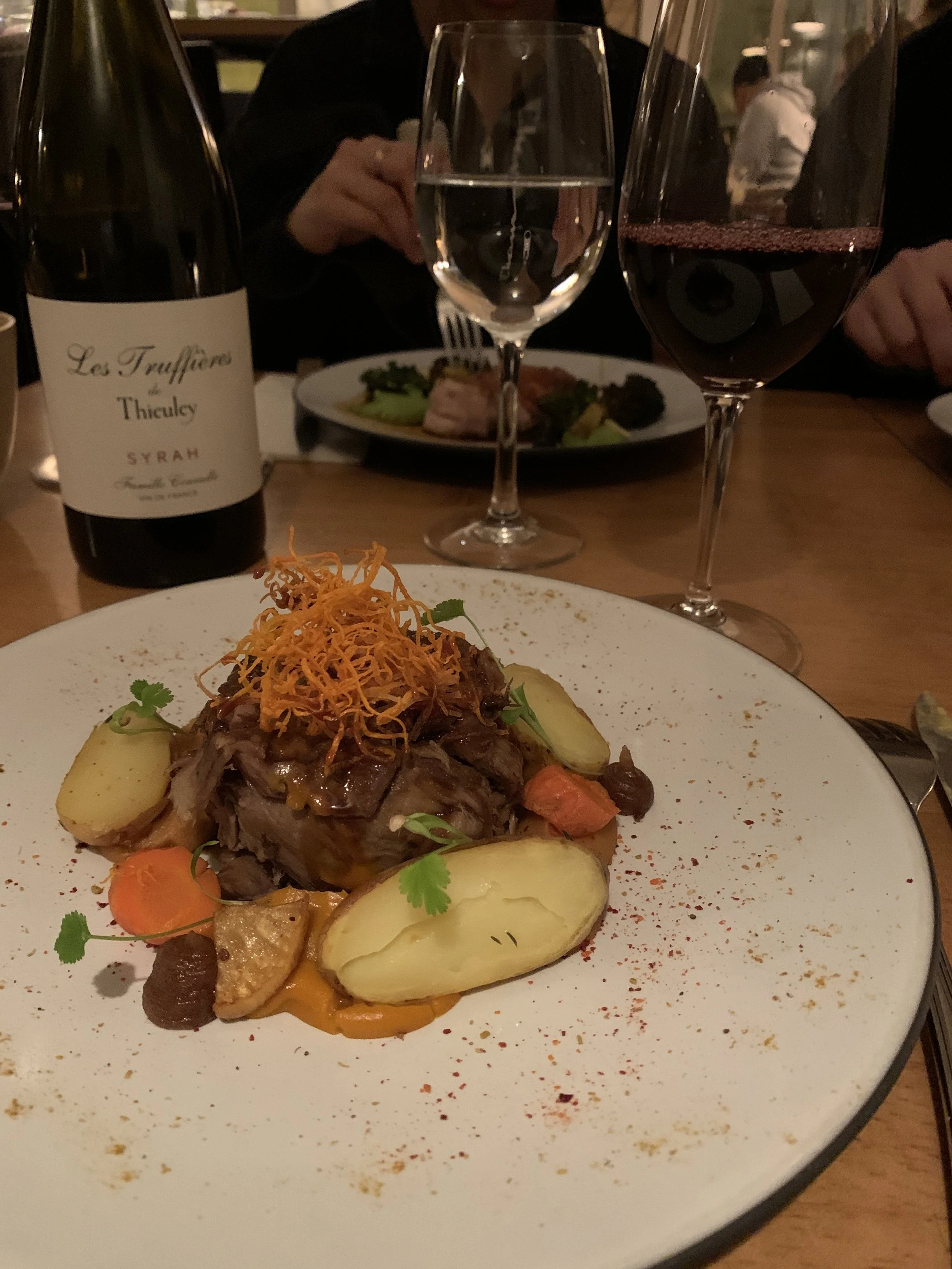 精緻肉類排餐佐紅酒。Jour de Vin 釀日子為您提供實用的日常餐桌餐酒搭配建議。