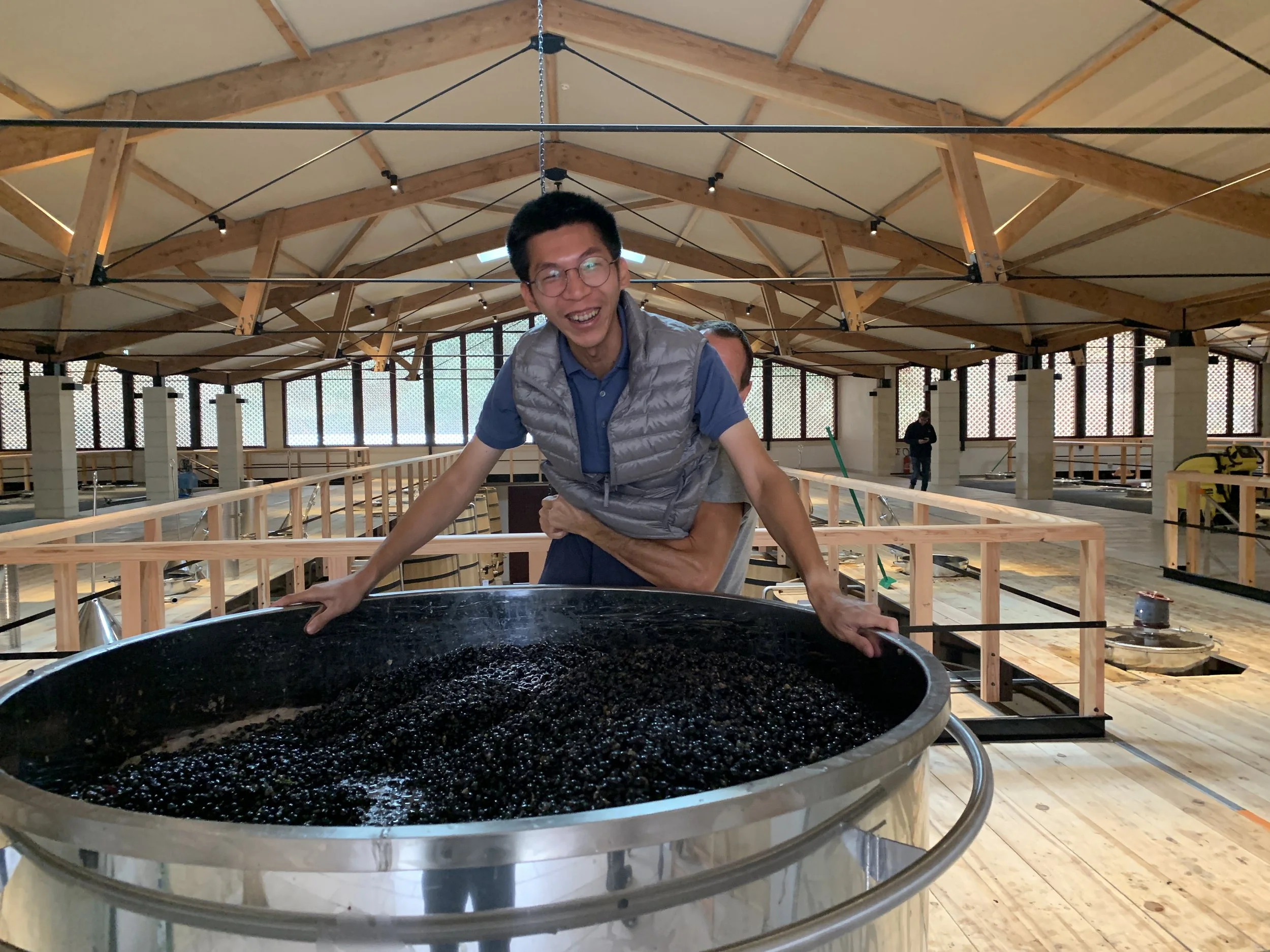 在酒莊參與葡萄酒實際的採收與酒窖內的工作。