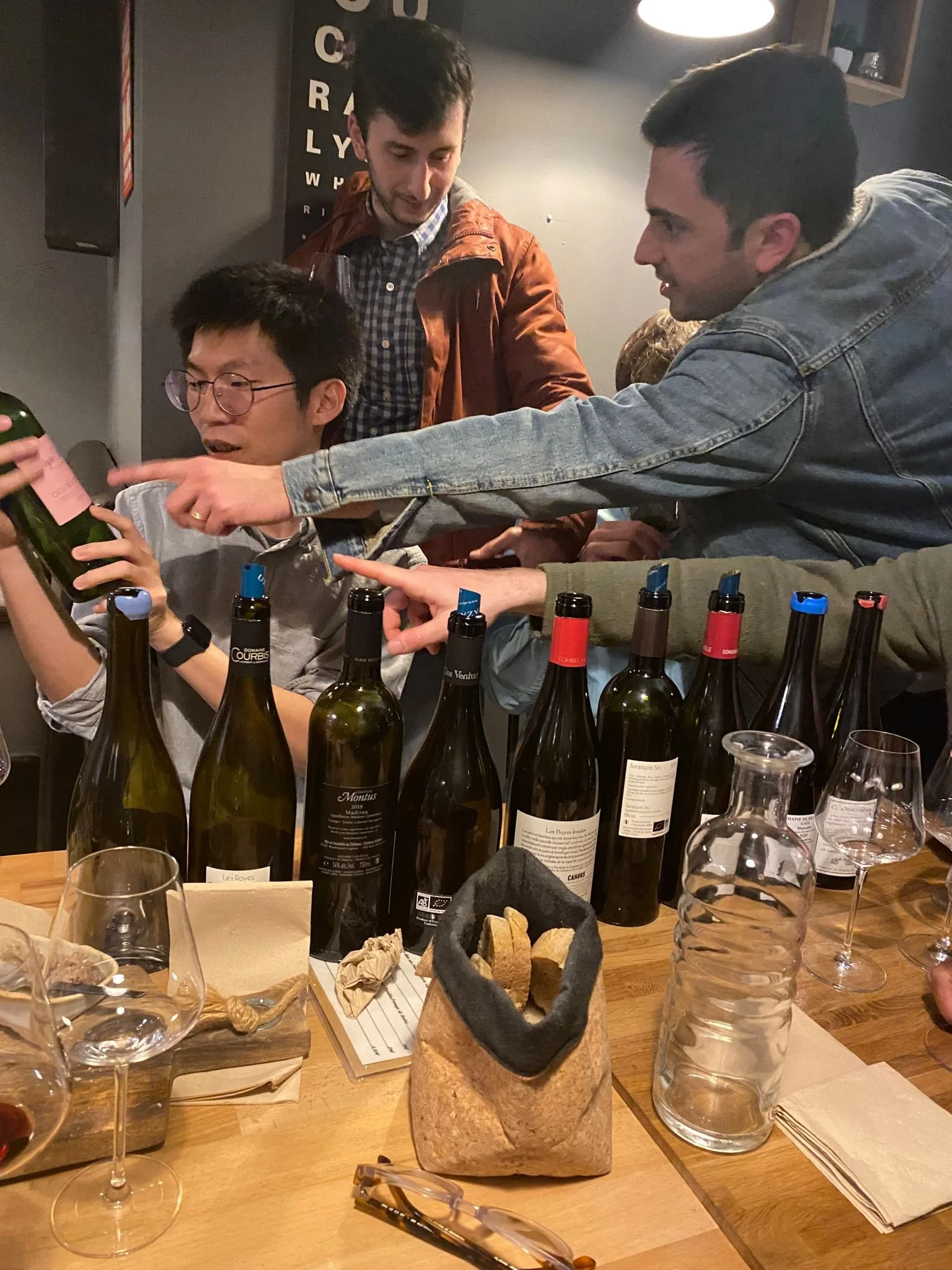 三五好友在舒適的餐酒館內，享受 Jour de Vin 釀日子推薦的精選葡萄酒與餐酒搭配。