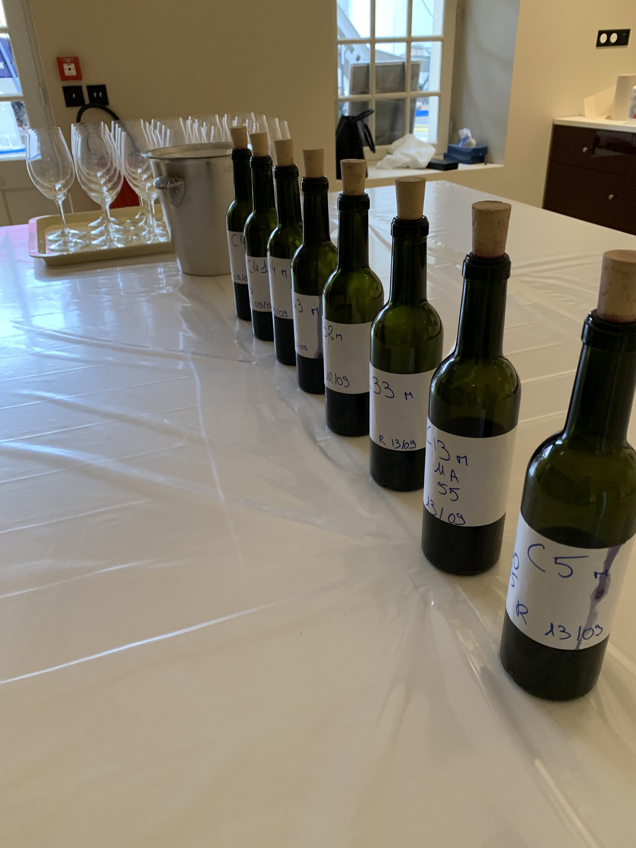 Jour de Vin 釀日子透過實際的品飲，嚴選各國的手工佳釀。
