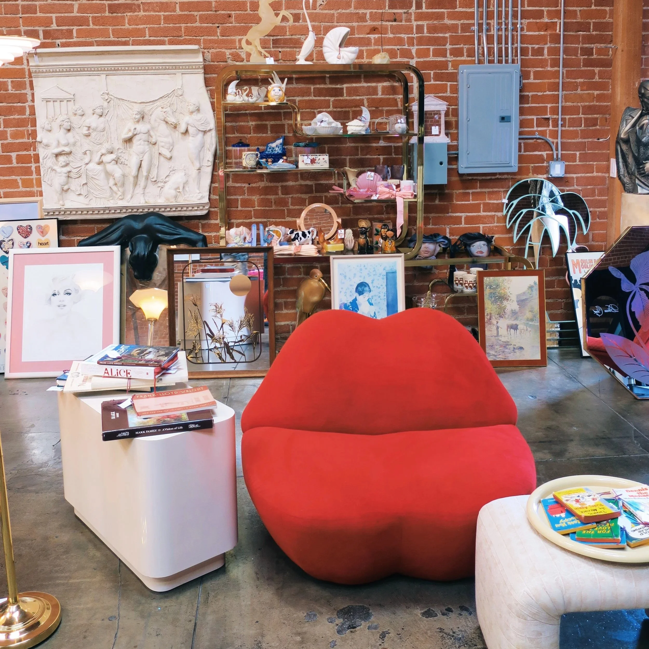 Fabulously chic 80s decor via Retro Funk Gal