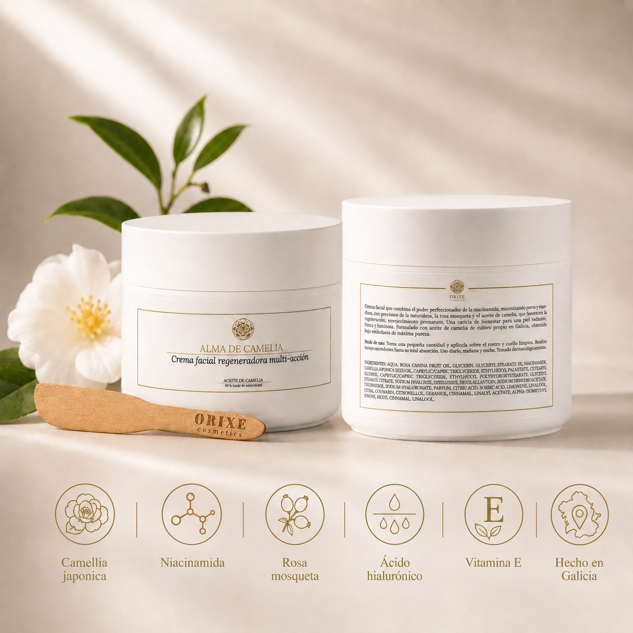 Dos frascos blancos de crema facial sobre una mesa, con flor de camelia y hojas verdes de fondo, y una pequeña espátula de madera con el logo de ORIXE cosméticos. Iconos y texto que destacan ingredientes como camelia japonesa, niacinamida, rosa mosqueta, ácido hialurónico, vitamina E, y que los productos son hechos en Galicia.
