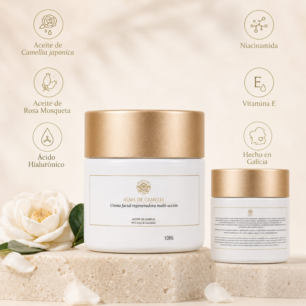 Frascos de crema facial con ingredientes naturales, rodeados de flores y pétalos, con texto en italiano y símbolos que destacan componentes como aceite de camelia japonesa, aceite de rosa mosqueta, ácido hialurónico, niacinamida, vitamina E, y que indican que el producto es hecho en Galicia.