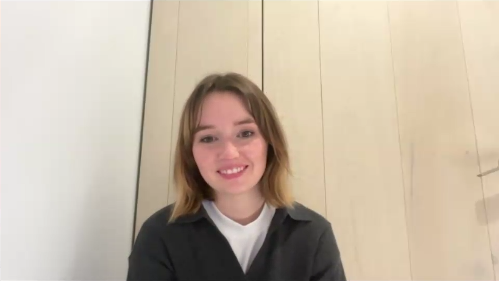 Kaitlyn Dever Discusses Playing a Notorious Scammer in Apple Cider Vinegar