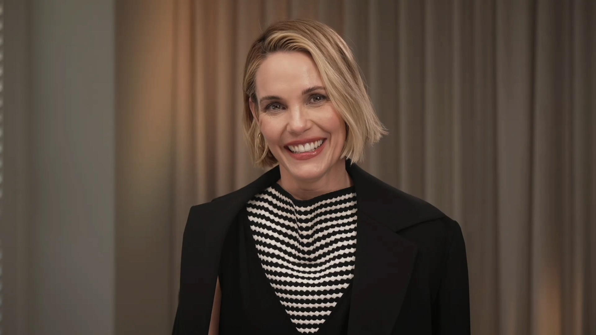 Leslie Bibb on Complex Women, Tense Friendships, and Mike White’s Genius