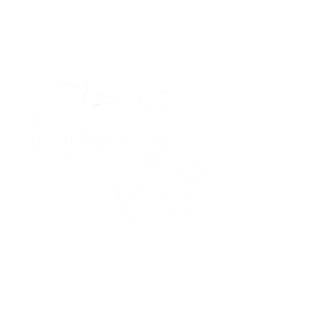 Dibujo del logotipo de 'Loup Bar' con un diseño simple en blanco, incluyendo dos triángulos que parecen ser orejas de lobo y letras en estilo handwritten.