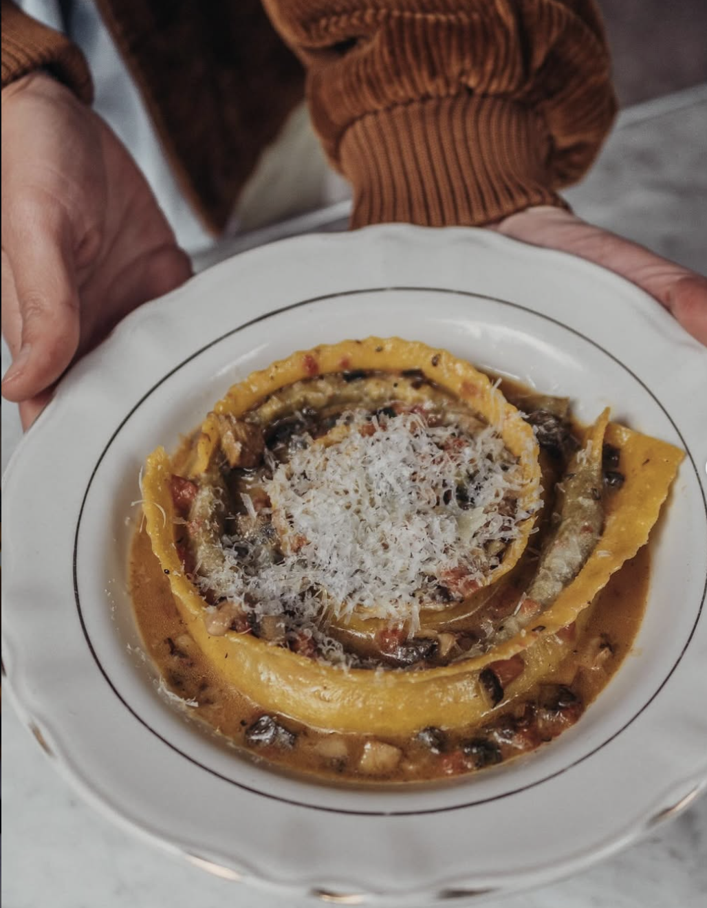 Plato con pasta en forma de espiral. Platillo de hongos silvestres de temporada de hongos.