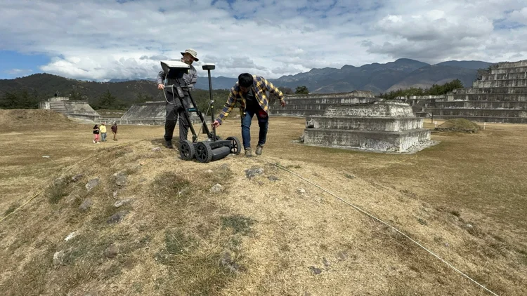 Ground-penetrating radar survey at Zaculeu, Guatemala