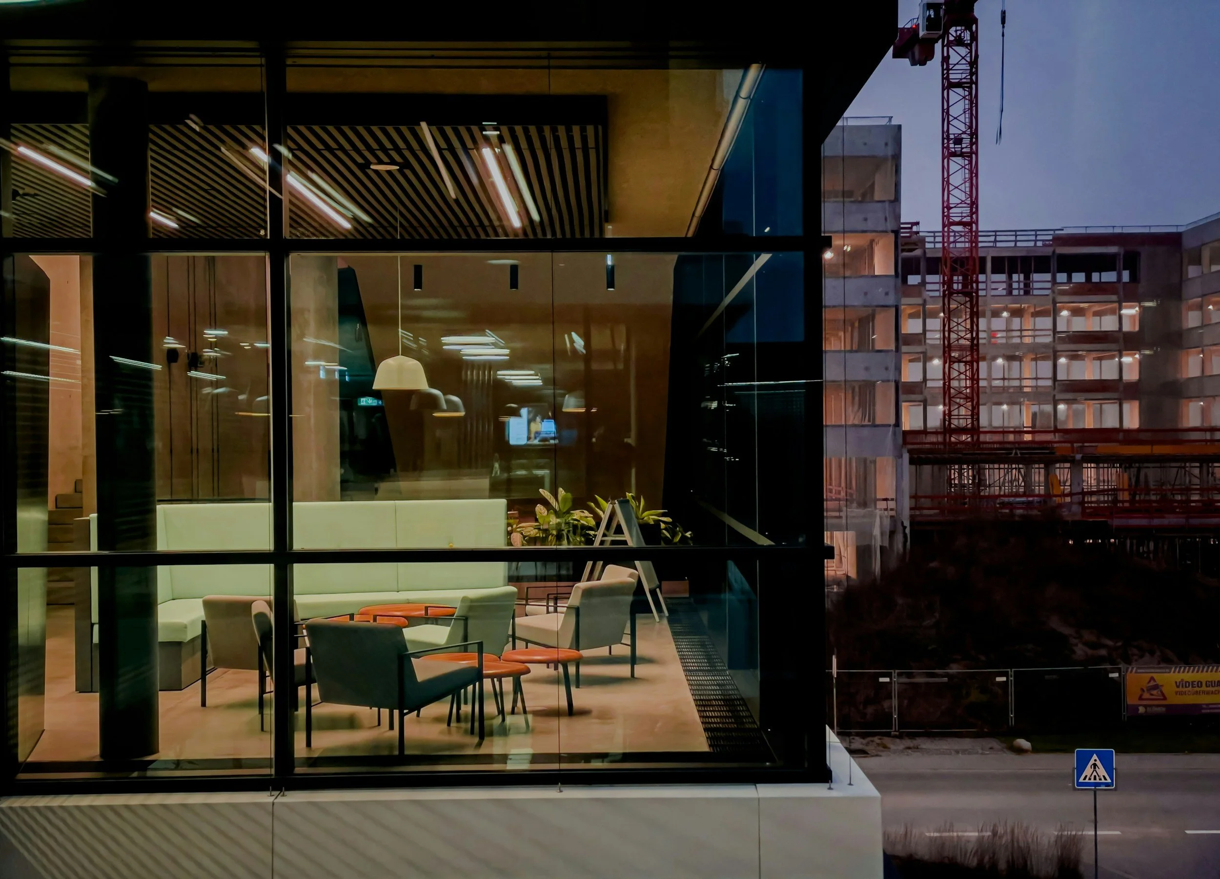 Interior view of Links Premium business consulting firm, specializing in digital transformation, B2B commercial growth architecture, and deep-tech corporate governance.