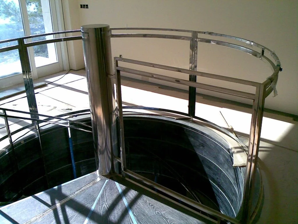Estructura metálica de una barandilla en un espacio interior cerca de una ventana.