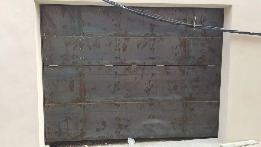 Puerta de garaje de metal oxidado