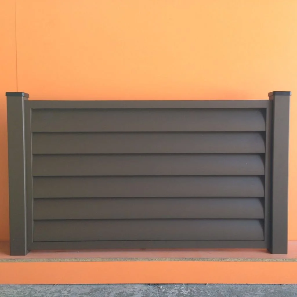 Reja de metal de color gris sobre fondo naranja.