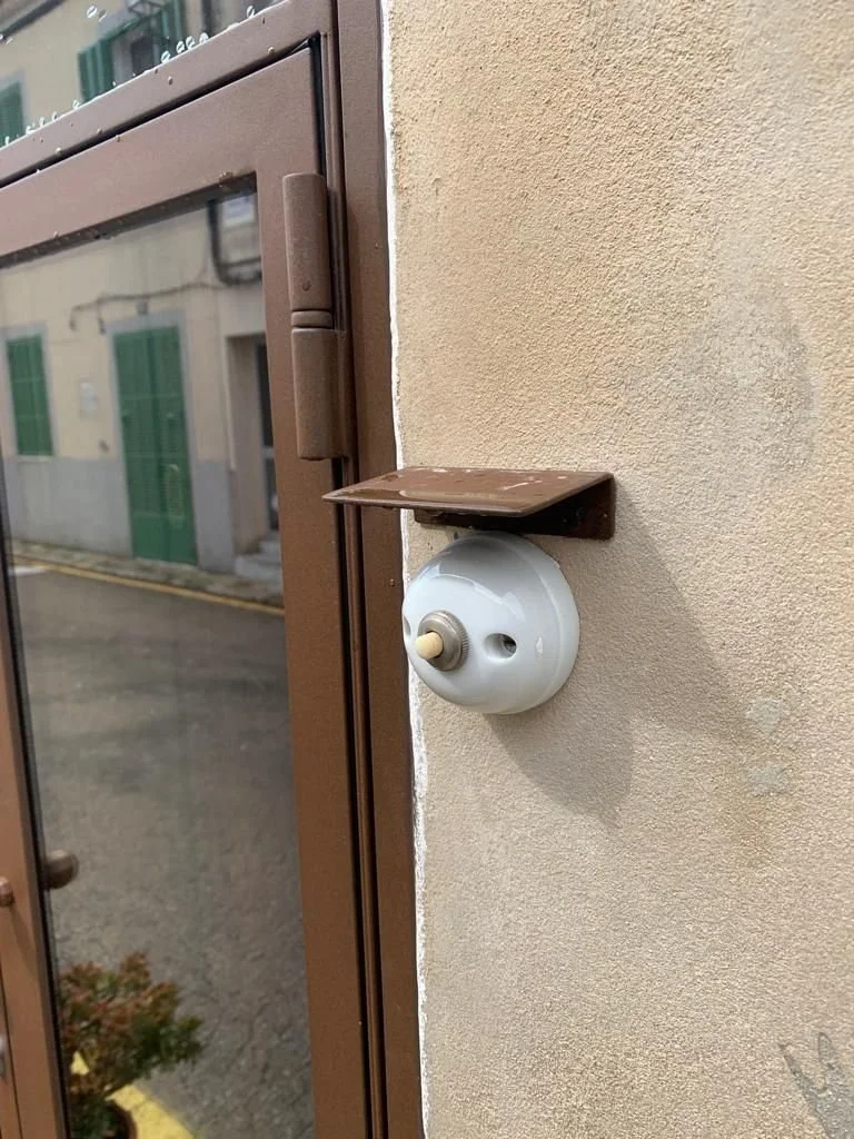 Mordaza de puerta con un aparato eléctrico en la pared