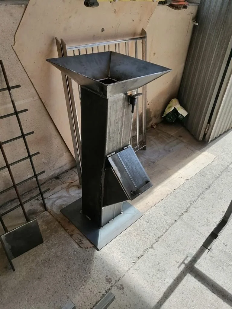 Unidad de molienda metálica en un espacio interior o exterior.