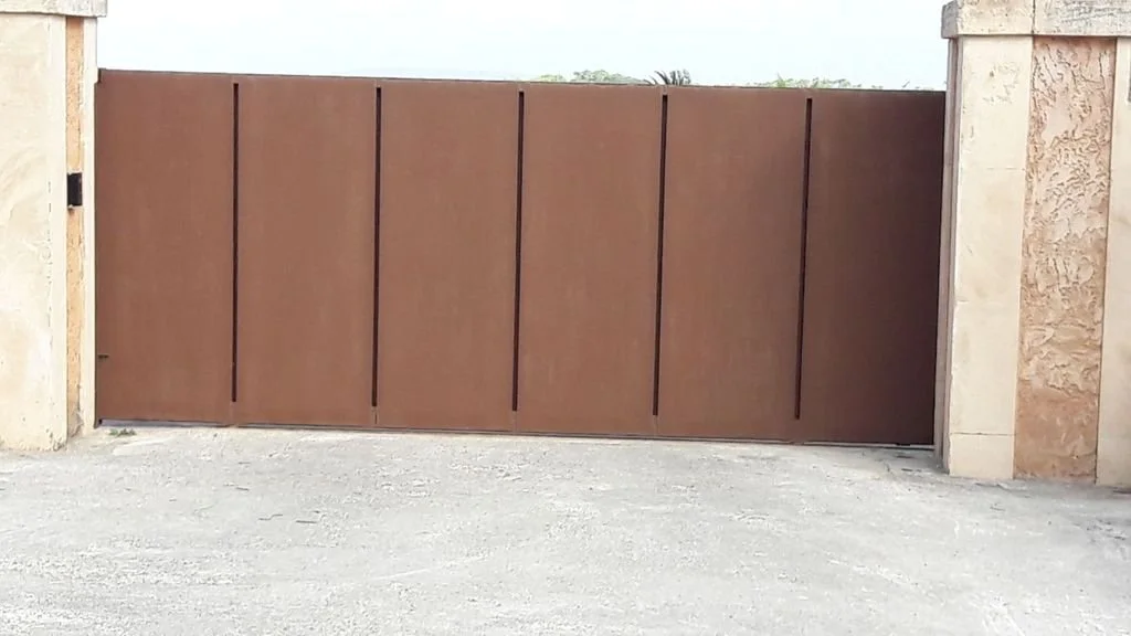 Puerta de garaje de color marrón con estructura moderna en un entorno exterior.