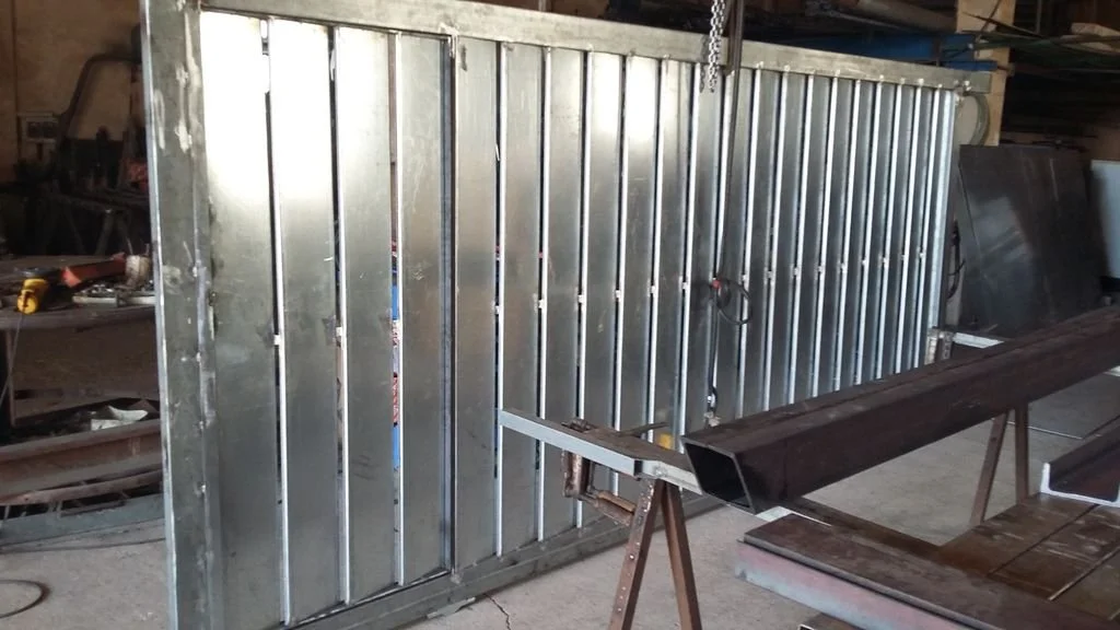 Estructura metálica de paneles, parte de un proyecto de construcción en proceso.