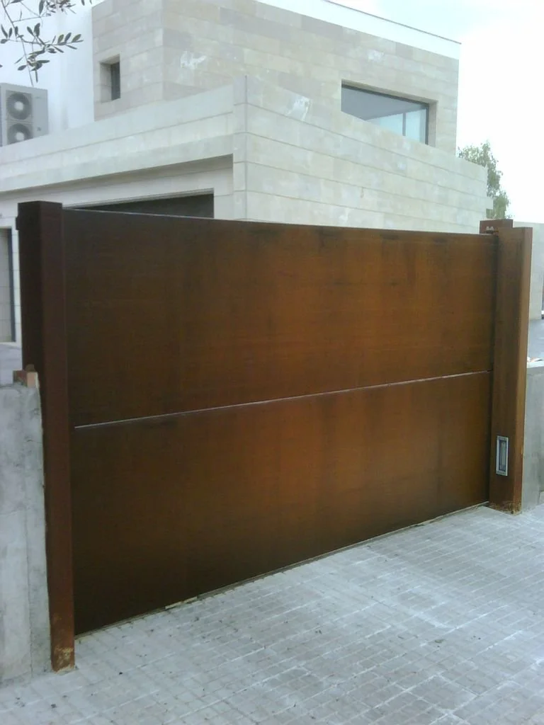 Puerta de garaje corredera de madera en un conjunto residencial moderno