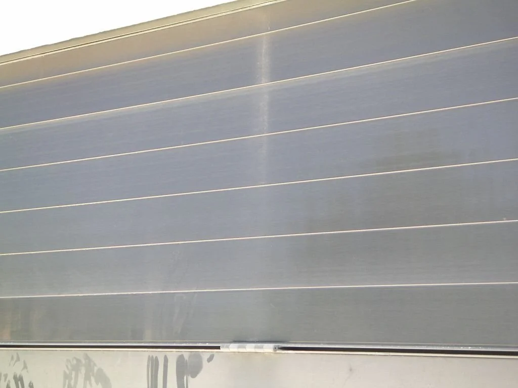 Panel solar en el techo del edificio