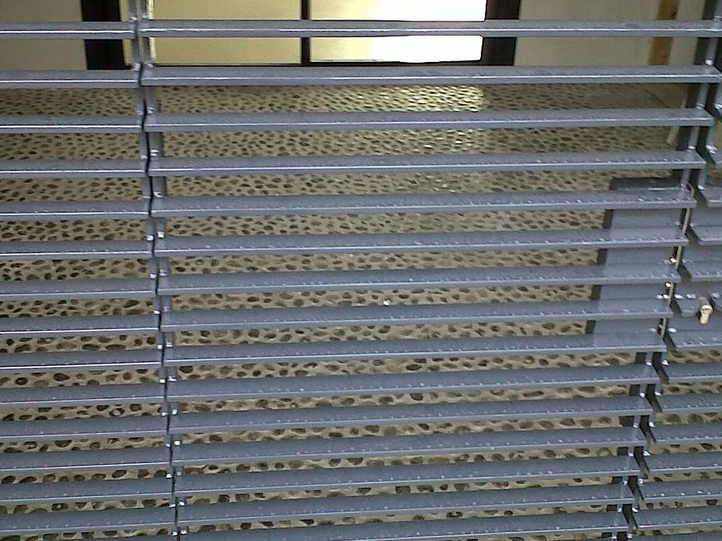 Estantes metálicos con lo que parecen ser galletas o pan en una panadería o tienda de alimentos.