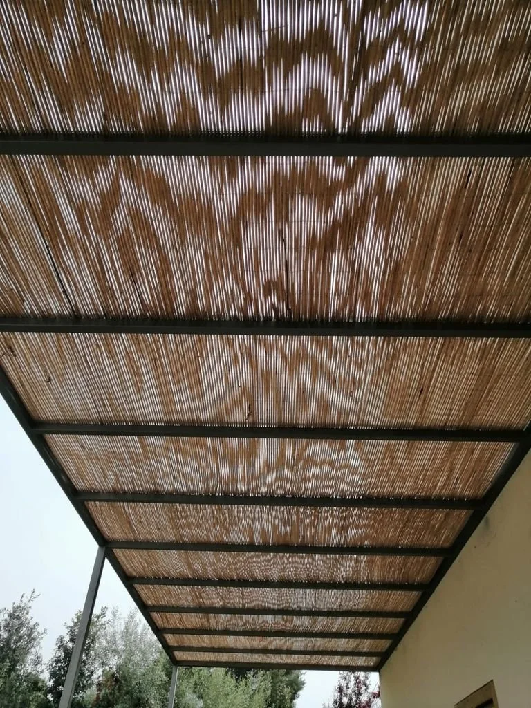 Techo con estructura de varillas de madera que proporciona sombra.