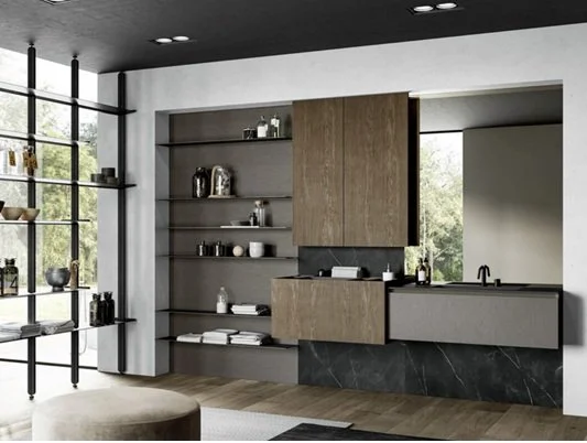 Interno di una cucina moderna con scaffali aperti, armadietti in legno, penisola e finestra grande con vista sul giardino.