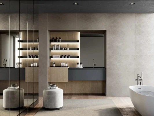 Interno di un bagno moderno con lavandino, vasca da bagno, scaffali con oggetti decorativi e sedie