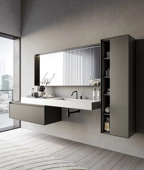Bagno minimalista con lavabo da appoggio, grande specchio quadrato e armadio nero a parete con mensole e decorazioni.