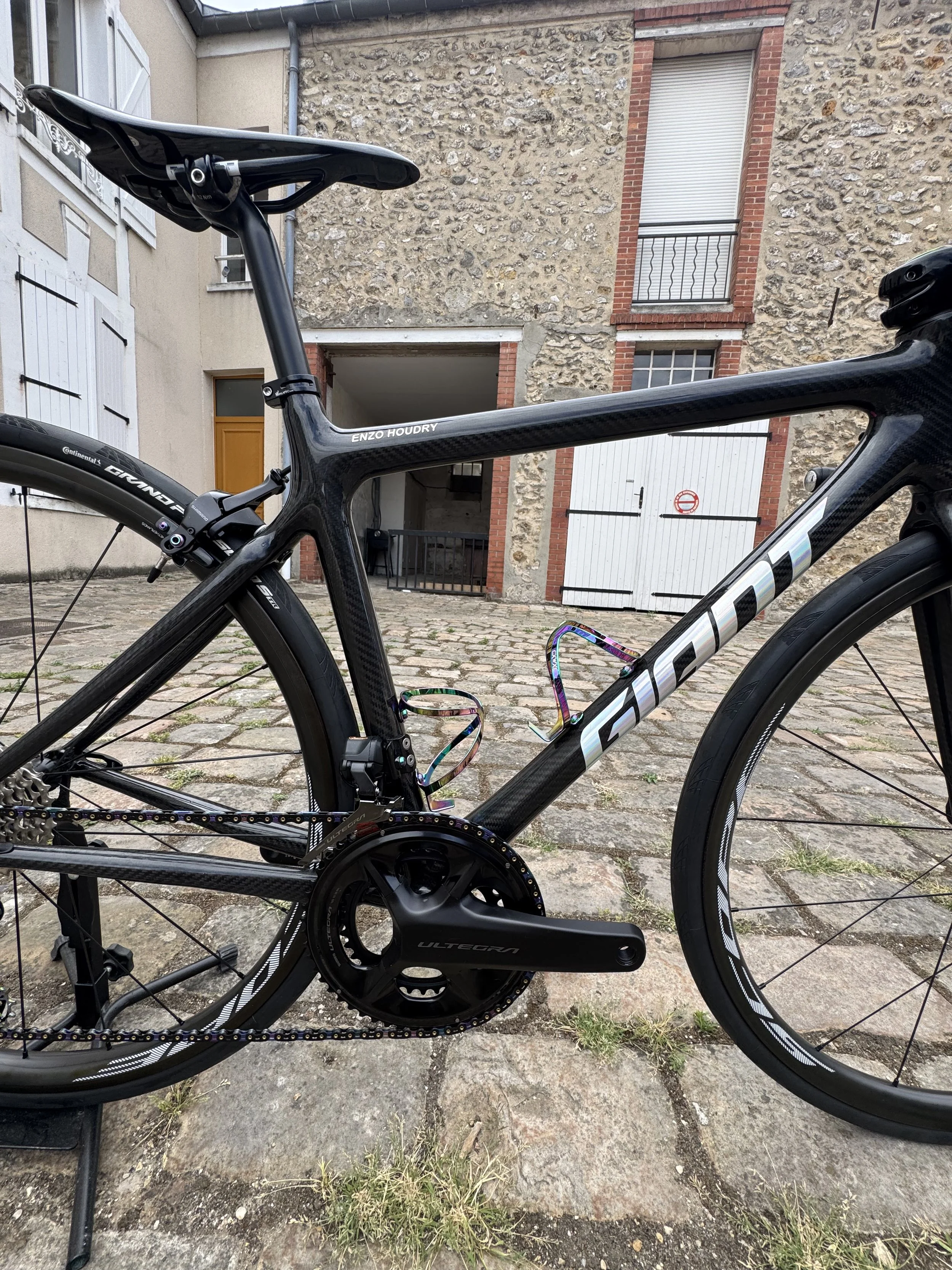 Montage complet sur un kit cadre GIANT TCR avec une transmission SHIMANO ULTEGRA Di2 et roues SCOPE.