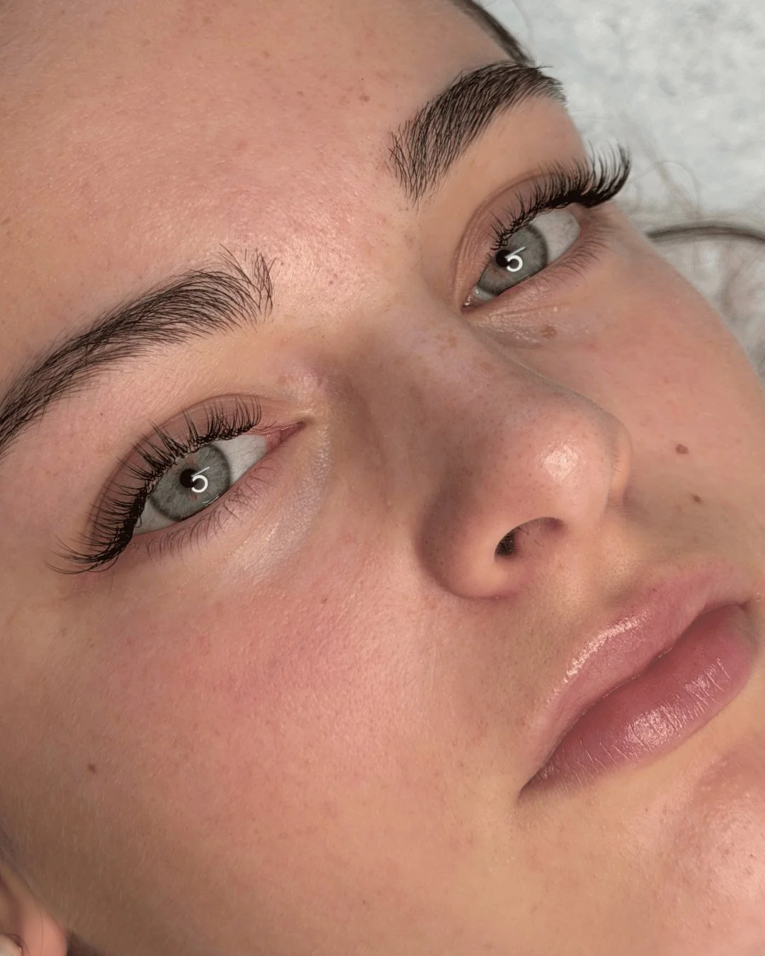 A classic set of lashes will always be our ride or die 🤎⁠
⁠
A beautiful, wispy enhancement that still appears natural for everyday.⁠
⁠
Artist: Emily