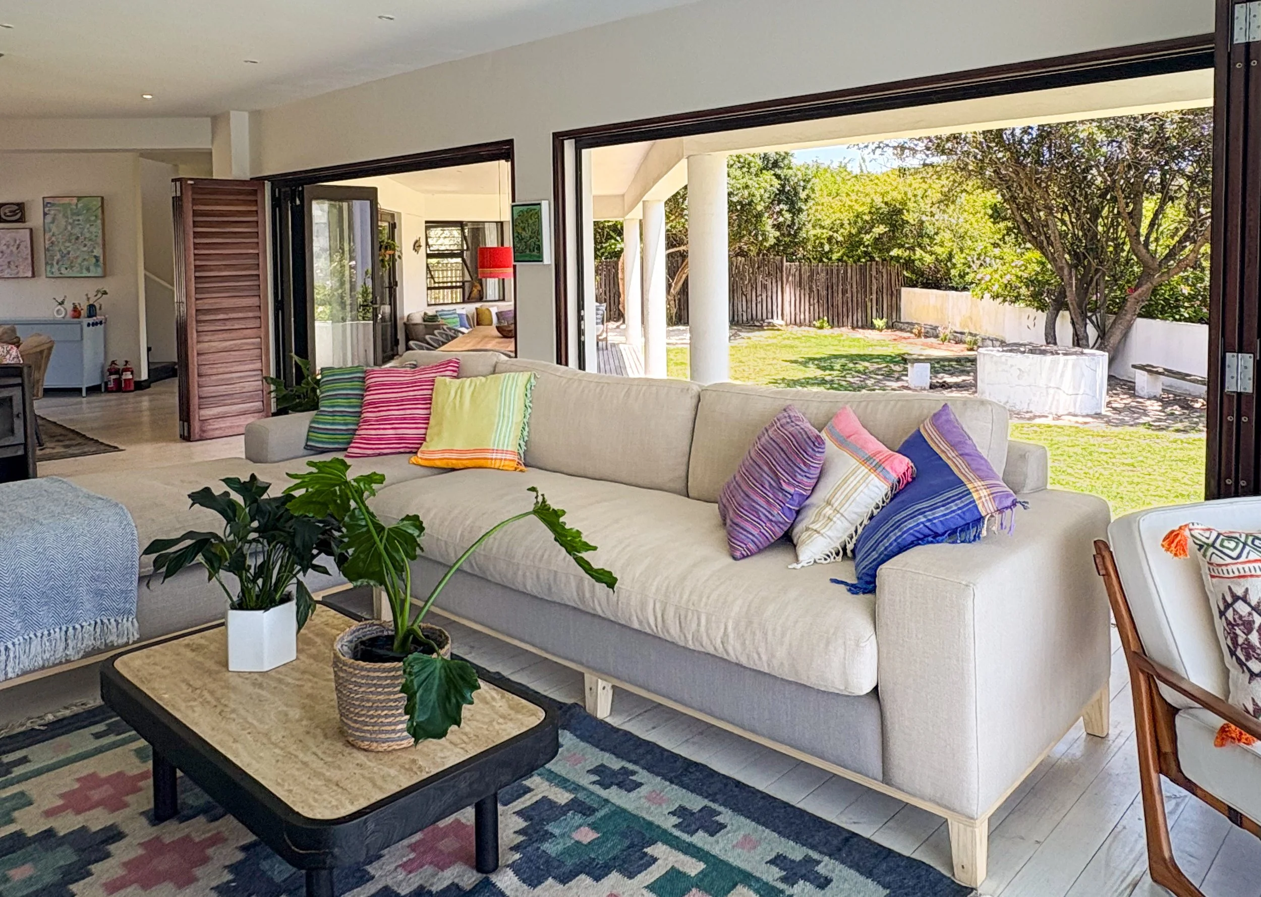Lounge and sofa opening onto the covered patio